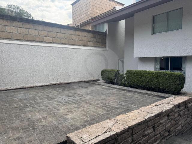 Casa en venta en calle con pluma de vijilancia Lomas de las Palmas, Interlomas