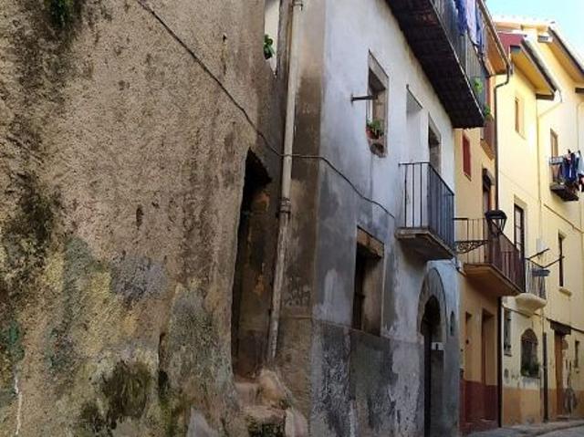 Casa en venta en calle Clavé, Berga, de 475 m² 3 habitaciones por 250.000