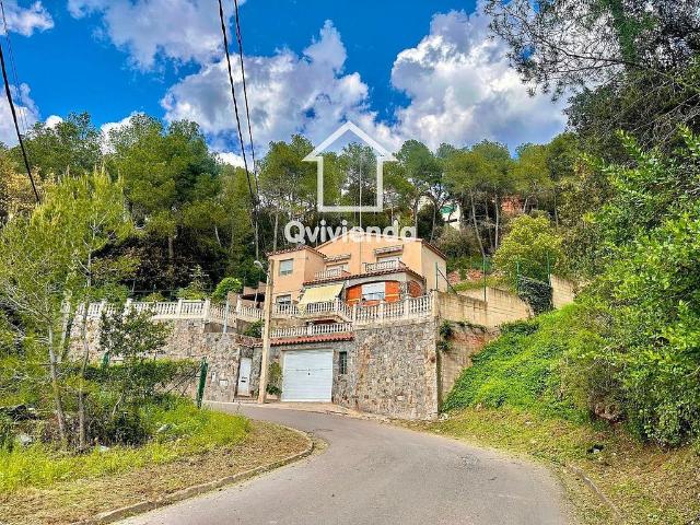 Chalet en venta en calle Coma Grossa, Castellar del Vallès, de 220 m² 4 habitaciones por 175.000