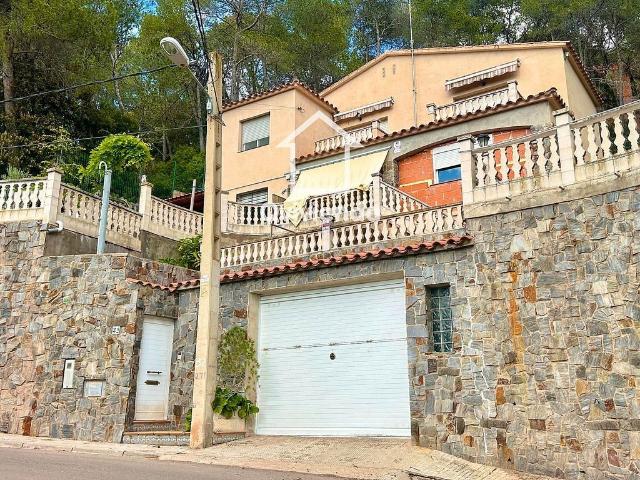 Chalet en venta en calle Coma Grossa, Castellar del Vallès, de 220 m² 4 habitaciones por 175.000