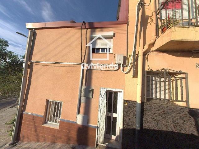 Casa en venta en calle De Monestero, Sabadell, de 60 m² 2 habitaciones por 52.000