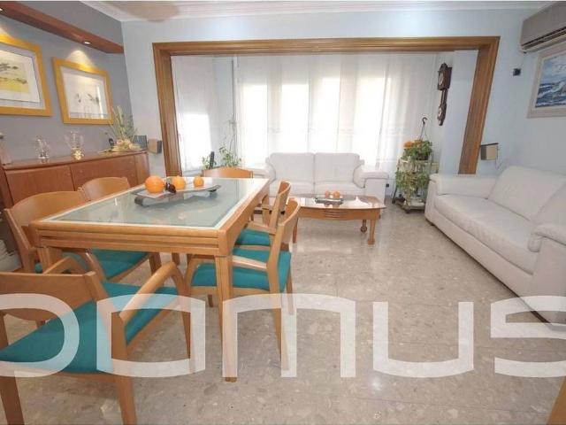 Casa en venta en calle De Joaquim Auger, Sant Boi de Llobregat, de 272 m² 5 habitaciones por 415.000