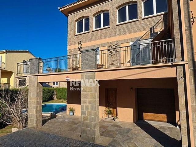 Casa adosada en venta en calle De la Cabanya, Celrà, de 497 m² 6 habitaciones por 495.000