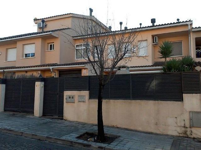 Casa pareada en venta en calle De la Rosella, Santa Perpètua de Mogoda, de 116 m² 1 habitación por 297.000