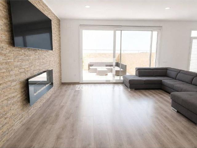 Casa en venta en calle De la Sardana, Badalona, de 140 m² 3 habitaciones por 339.000