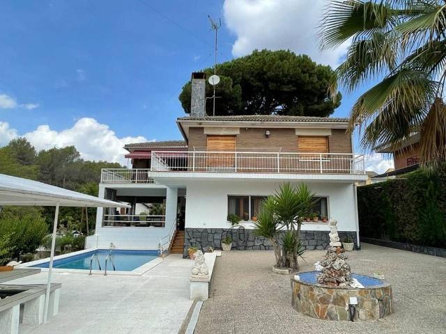 Casa en venta en calle De la Marina, Lliçà d´Amunt, de 150 m² 6 habitaciones por 539.000