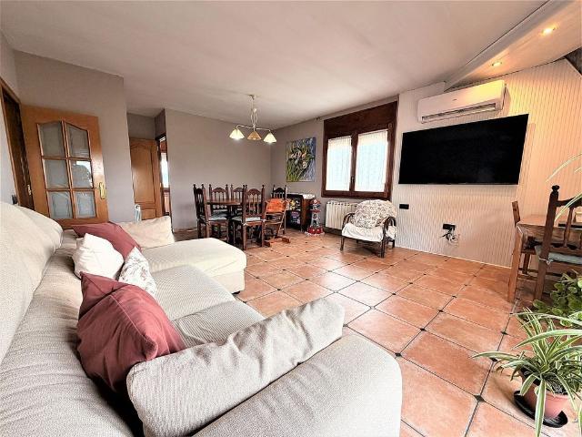 Casa en venta en calle De Les Martines, Terrassa, de 142 m² 5 habitaciones por 394.000