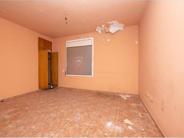 Casa en venta en calle De L'escultor Clarà, Terrassa, de 115 m² 3 habitaciones por 116.000