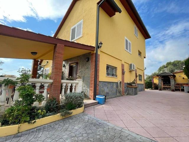 Casa en venta en calle Xirlot, Bigues i Riells, de 364 m² 5 habitaciones por 450.000