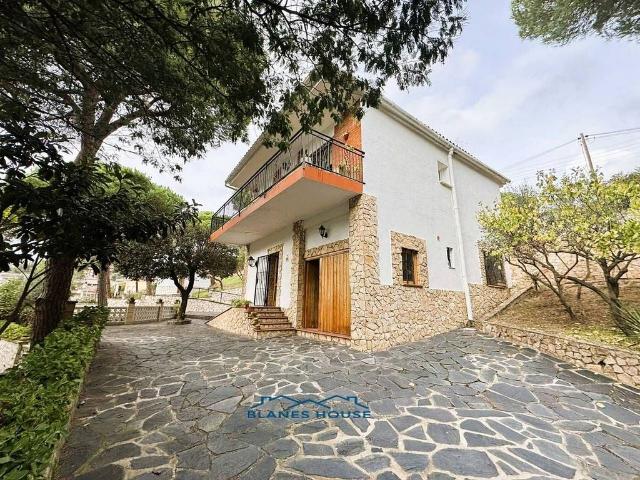 Casa en venta en calle De L'orquídea, Tordera, de 120 m² 4 habitaciones por 345.000