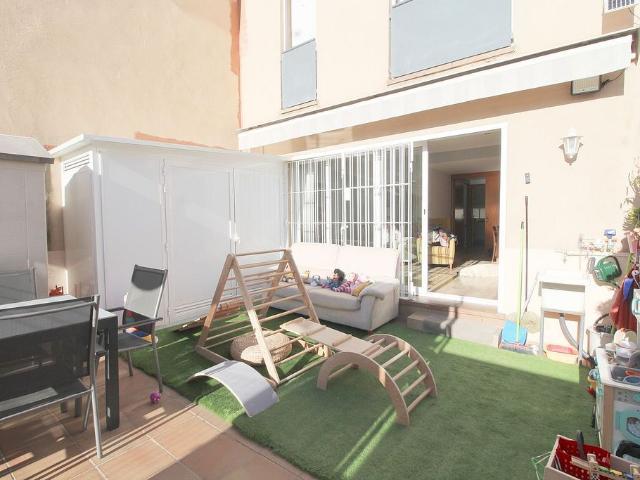 Casa pareada en venta en calle De Pujós, Hospitalet de Llobregat, L´, de 350 m² 4 habitaciones por 729.000