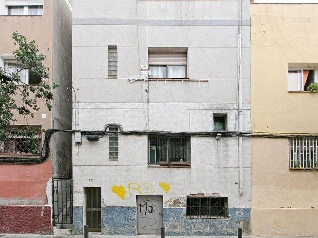Casa en venta en calle De Ruperto Chapí, Santa Coloma de Gramanet, de 100 m² 3 habitaciones por 108.200