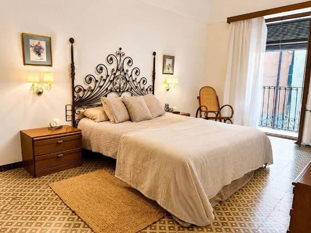 Casa en venta en calle De Sales, Tortellà, de 197 m² 4 habitaciones por 399.000
