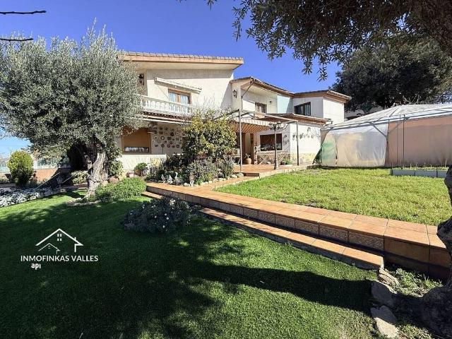 Casa en venta en calle De Sant Eduard, Lliçà de Vall, de 300 m² 6 habitaciones por 650.000