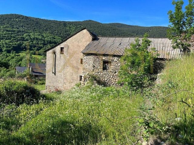 Casa en venta en calle De Sant Pere, Alt Àneu, de 426 m² 8 habitaciones por 417.000