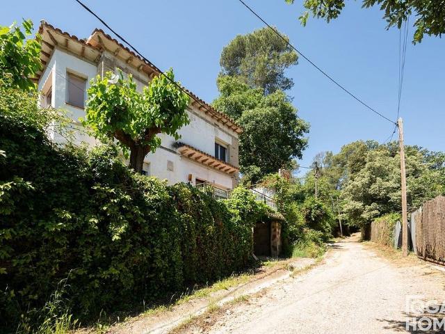 Casa en venta en calle De Santa Maria, Molins de Rei, de 214 m² 4 habitaciones por 549.000
