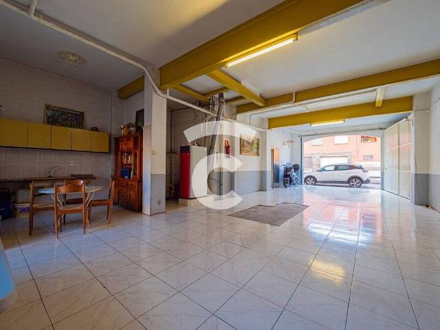 Casa en venta en calle De Tarragona, Manlleu, de 252 m² 8 habitaciones por 395.000