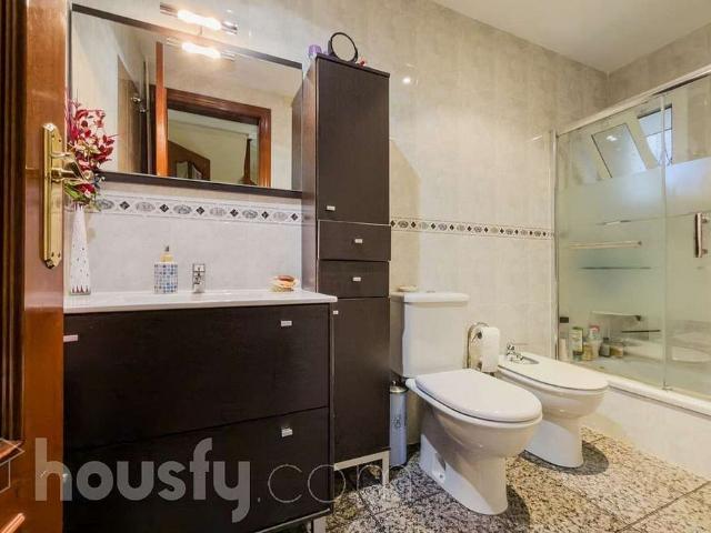 Casa en venta en calle De Wilson, Santa Coloma de Gramanet, de 350 m² 6 habitaciones por 729.990