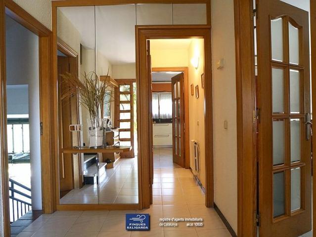 Chalet en venta en calle Del Vallès, Canovelles, de 240 m² 6 habitaciones por 680.000