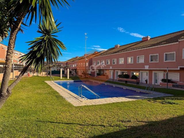 Casa adosada en venta en calle Del Barcelonès, Vendrell, El, de 240 m² 4 habitaciones por 395.000