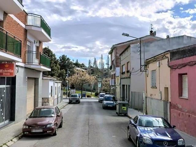 Casa adosada en venta en calle Del Bisbe Perelló, Sant Vicenç de Castellet, de 132 m² 4 habitaciones por 112.000