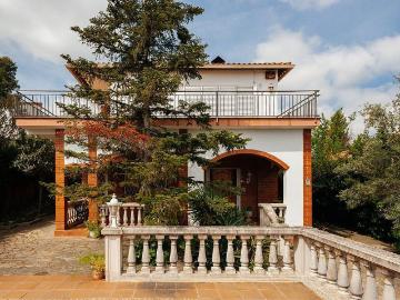 Casa en venta en calle Del Doctor Robert, Esparreguera, de 171 m² 6 habitaciones por 449.000