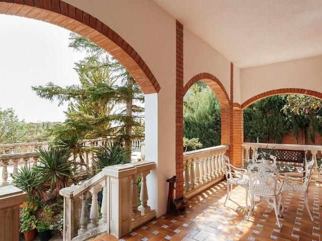 Casa en venta en calle Del Doctor Robert, Esparreguera, de 171 m² 6 habitaciones por 369.000
