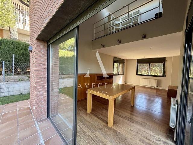 Chalet en venta en calle Del Falcó, Rubí, de 239 m² 4 habitaciones por 690.000