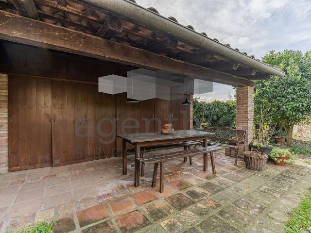 Casa en venta en calle Del Perelló, Vilablareix, de 251 m² 5 habitaciones por 590.000