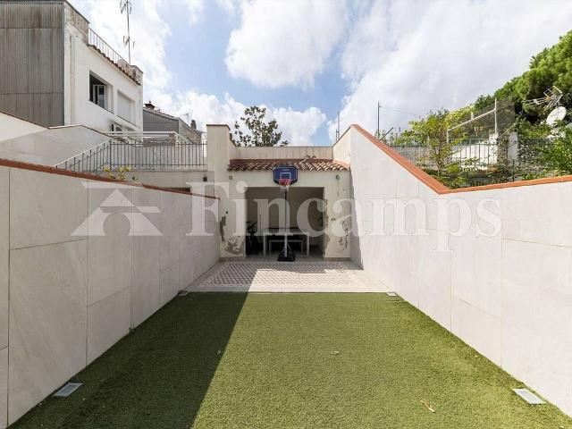 Casa en venta en calle Del Rector Centena, Sabadell, de 200 m² 4 habitaciones por 575.000
