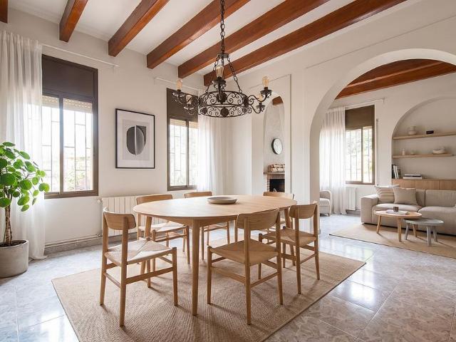 Casa en venta en calle Dels Roures, Sant Boi de Llobregat, de 140 m² 5 habitaciones por 695.000