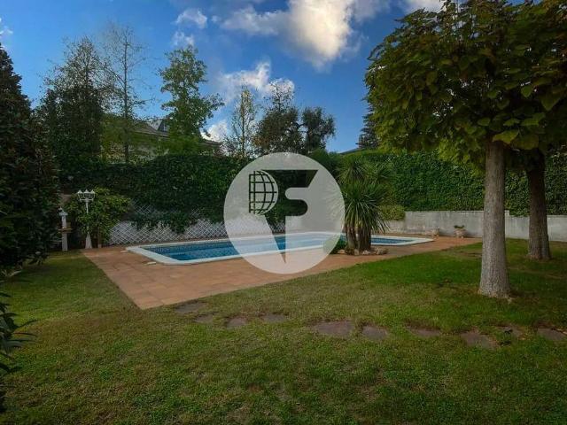 Casa pareada en venta en urbanización Bellulla, Canovelles, de 331 m² 5 habitaciones por 698.000