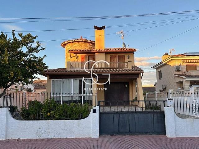 Chalet en venta en calle Demóstenes, Creixell, de 181 m² 5 habitaciones por 297.000