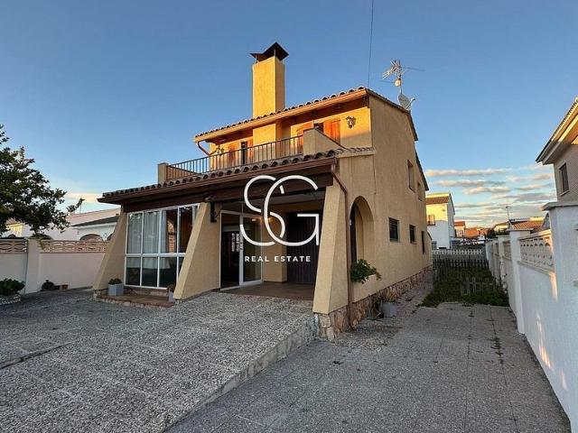 Chalet en venta en calle Demóstenes, Creixell, de 181 m² 5 habitaciones por 297.000