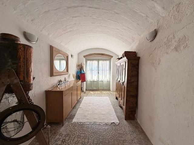 Casa en venta en calle Doctor Lluis Fábregas, Saus, de 190 m² 4 habitaciones por 296.000