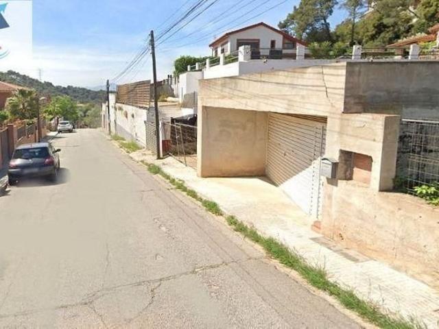 Chalet en venta en calle Els Esquirols, Sant Fost de Campsentelles, de 386 m² 4 habitaciones por 351.000