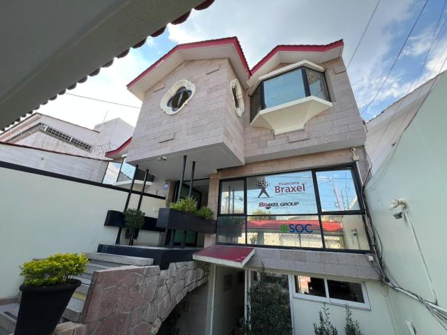 Casa en Venta en Calle Estancieros en Valle del Campestre ideal para Clinica, Oficinas o casa Habitaci?n