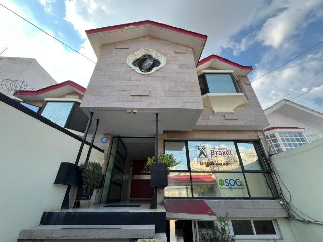 Casa en Venta en Calle Estancieros en Valle del Campestre ideal para Clinica, Oficinas o casa Habitaci?n