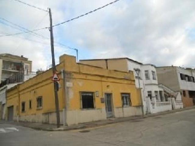 Casa en venta en calle Guipúscoa, Girona, de 114 m² 3 habitaciones por 144.000