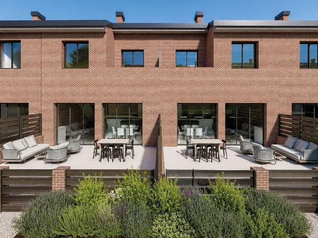 Casa en venta en calle Joan Maragall, Begues, de 138 m² 4 habitaciones por 498.000
