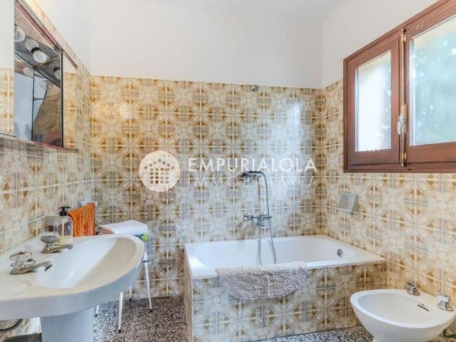 Casa en venta en calle La Resclosa, Sant Llorenç de la Muga, de 224 m² 4 habitaciones por 370.000
