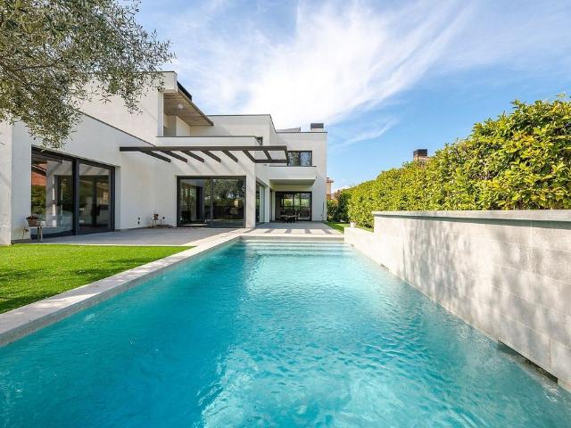 Casa en venta en calle Llevant, Cornellà del Terri, de 489 m² 4 habitaciones por 785.000
