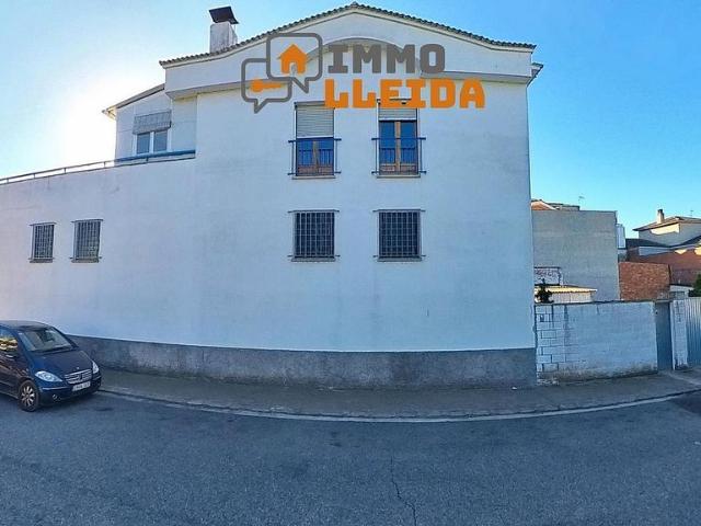 Casa adosada en venta en calle Pi i Margall, Vallfogona de Balaguer, de 350 m² 4 habitaciones por 275.000