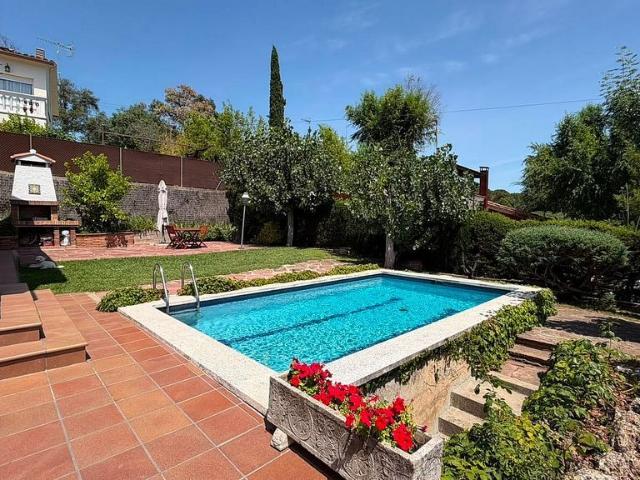 Casa en venta en calle Riells, Riells i Viabrea, de 160 m² 6 habitaciones por 415.000