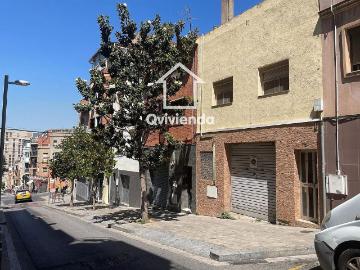 Casa en venta en calle Sant Jordi, Santa Coloma de Gramanet, de 281 m² 3 habitaciones por 214.000