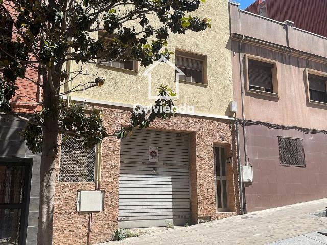 Casa en venta en calle Sant Jordi, Santa Coloma de Gramanet, de 281 m² 3 habitaciones por 214.000