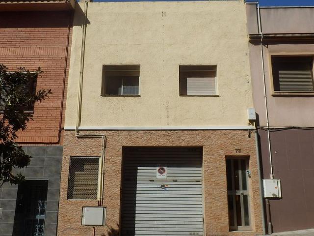 Casa en venta en calle Sant Jordi, Santa Coloma de Gramanet, de 213 m² 3 habitaciones por 214.000