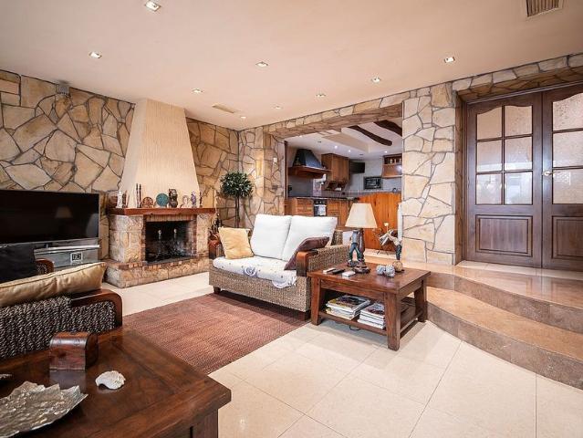Casa en venta en calle Sant Ramon de Penyafort, Puigdàlber, de 285 m² 5 habitaciones por 390.000
