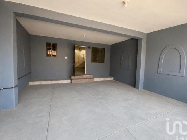 CASA EN VENTA EN CALLE VALLE DE LAS TORRES COMPLETAMENTE REMODELADA