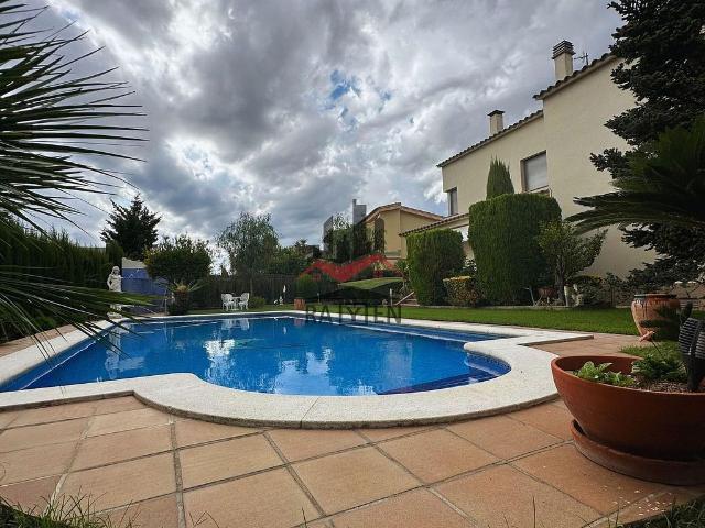 Chalet en venta en calle Xaloc, Avinyonet de Puigventós, de 340 m² 4 habitaciones por 750.000